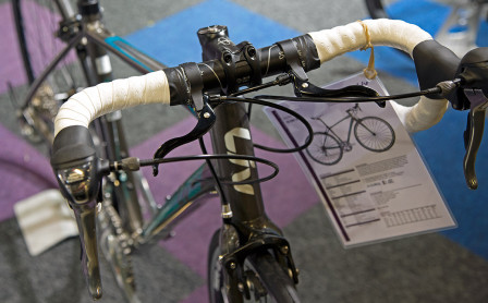 Ett exempel på hur Liv anpassar cyklarna för kvinnors önskemål är extra bromshandtag på bockstyre. Här visat på landsvägscykeln Avail i aluminium.