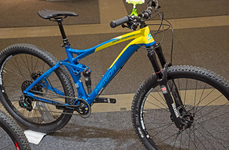 Uppdaterade One Forty. Toppmodellen One Forty 900 får en Sverige-inspirerad (?) lackering.