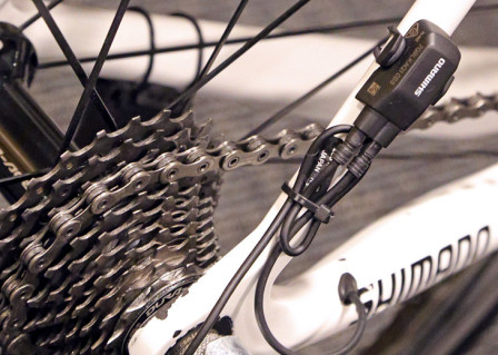 Shimano SW-EWW01 är kompatibel med Di2 som använder kabelsystemet E-tube dvs Dura Ace 9070, Ultegra 6870 och Ultegra 6770. Den trådlösa sändaren kan kopplas in var som helst i systemet och behöver inte som bilden visar sitta monterad vid bakväxeln.