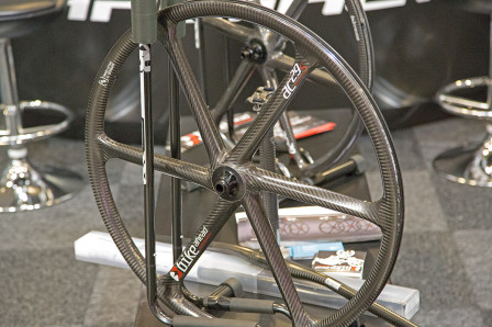 Hjul, sadelstolpar och styren i kolfiber från Bikeahead