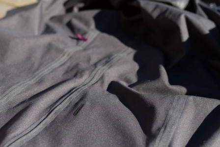 Hål och hållare för hörlurssladd 