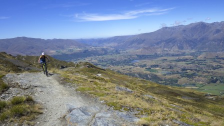 Man förtjänar den fina utförsåkningen efter klättringarna här. Foto: Joe Bowman