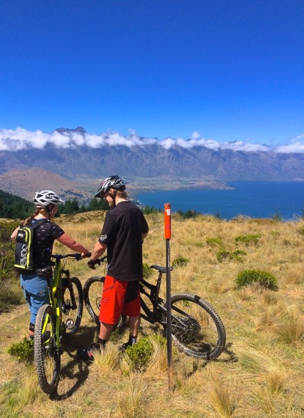 Jag och Joe beundrar utsikten över Queenstown och Lake Wakatipu. 
