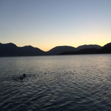 Svalt kvällsdopp i solnedgången vid 7 mile. 