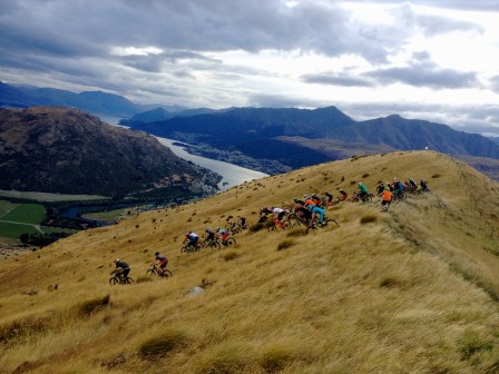 62 cyklister kör nedför the Remarkables samtidigt. Mäktigt!