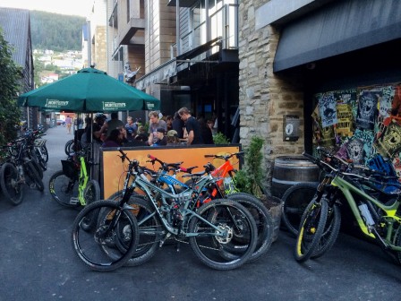 Självklart samlas alla för att ta en öl efteråt.