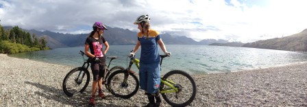 Parkerar man vid Wilson Bay börjar och avslutar man turen på stranden. Jag och Kate efter min första cykeltur i Nya Zeeland. 