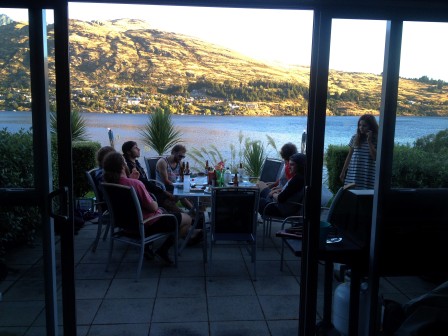 BBQs hemma hos folk är en vanlig företeelse. Det är inte bara Kate och Reon som har en fantastisk utsikt. 