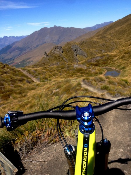 Jag och Bronson står och blickar ut över Rude Rocks sandiga kurvor.