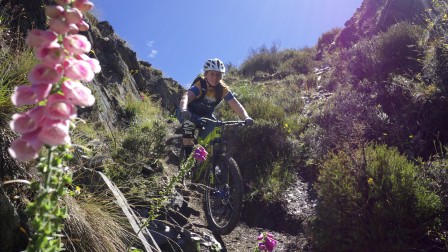 Nedför en brant oförlåtande ravin. Underbart! Foto: Joe Bowman