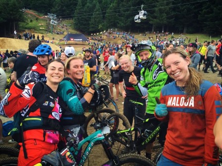Jag och några andra EWS-tjejer precis efter målgång. Stora leenden och många historier från dagens otroligt jobbiga tävling. Foto: Manuel Ducci