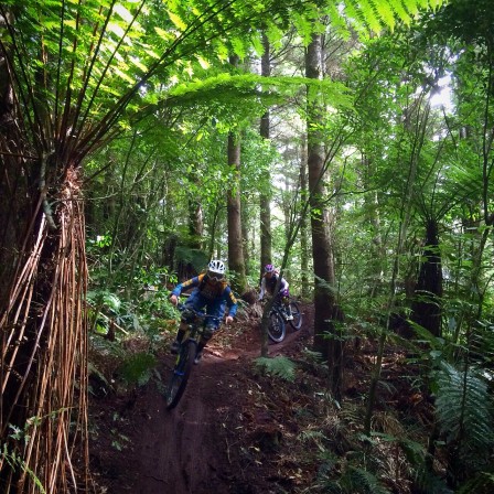 Artikelförfattaren och Hannah Barnes på bana tre. Brant, hal och riktigt rolig. Foto: Joe Bowman