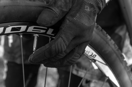 Balansen mellan grepp och punktering blev extra svår i leran.