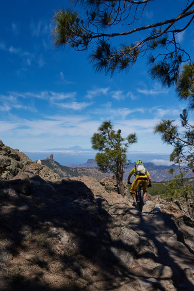 Marran cyklar i närheten av Pico de los Nieves. Roque nublos och Teneriffa  i bakgrunden. 