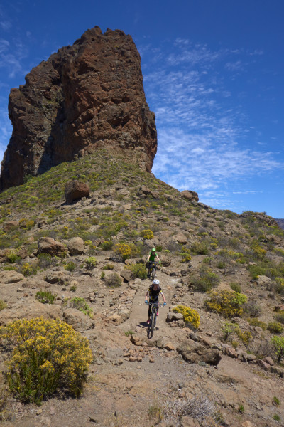 Liten syster peppar loss på slät utförslöpa