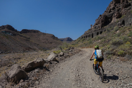 Marran cyklar upp för grus i fin miljö