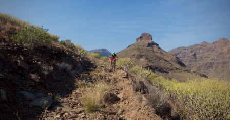 Bred men rolig stig ned mot stenskravlet i dalen