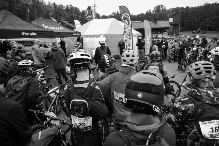 Endurohungriga cyklister samlades vid foten av backen för tävlingsgenomgång. 