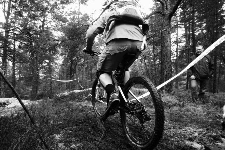 Starten vid sträcka 1 gav hintar vad som komma skulle, mjölksyraframkallande tramptag i sladdrig lera. 