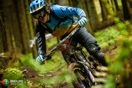 Joe Barnes är van vid leriga förhållanden och höll hjulen rullande. Foto: Matt Wragg, enduroworldseries.com