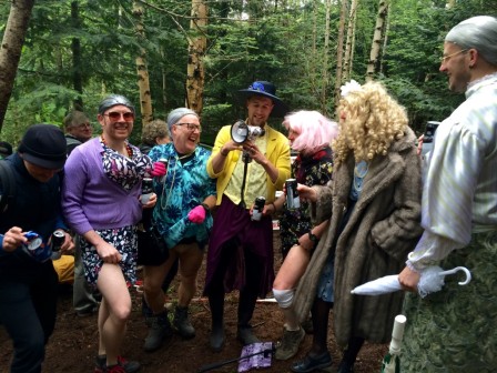De skottska fansen var inte långt efter de Irländska - dessa sköna damer stod och hejade in folk på sista banan.