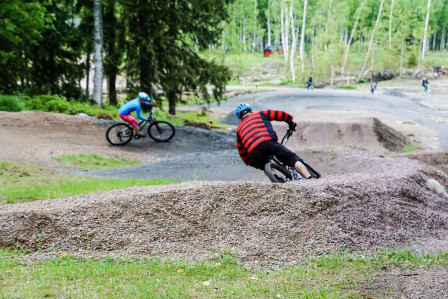 Sprintbanan med berms och hopp.