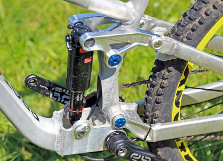 Lossa skruven vid nedre dämparfästet och snurra brickan