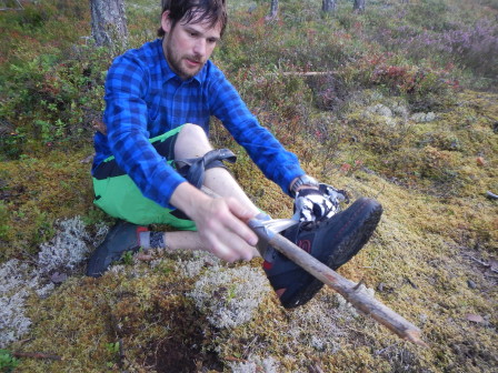 Emil stabiliserar benet med en pinne över två leder.