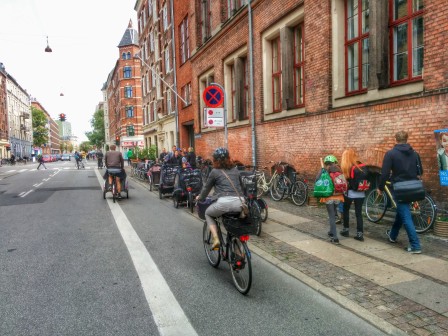 08.00 utanför en skola i Köpenhamn