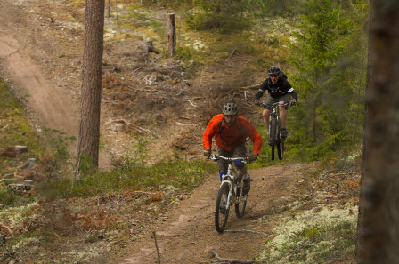Bara för att det är lättcyklat behöver det ju inte vara tråkigt. Josef tar luft över ett krön.