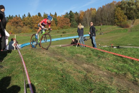 Emma Johansson på väg ur amfiteatern mot ett silver