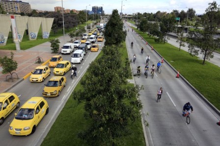 Cyclists ride their bicycles during "No Car Day" in Bogota, February 5, 2015. The event was organized by the mayoral office of Bogota to encourage residents to use other modes of public transportation to help reduce the amount of pollution. REUTERS/Jose Miguel Gomez (COLOMBIA - Tags: ENVIRONMENT TRANSPORT SOCIETY) - RTR4ODR1