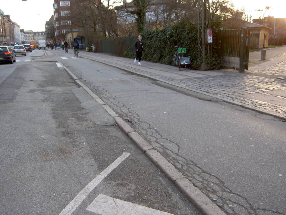 Typisk dansk nivåskild cykelbana. Foto: Flemming Møller, Danska Cyklistförbundet