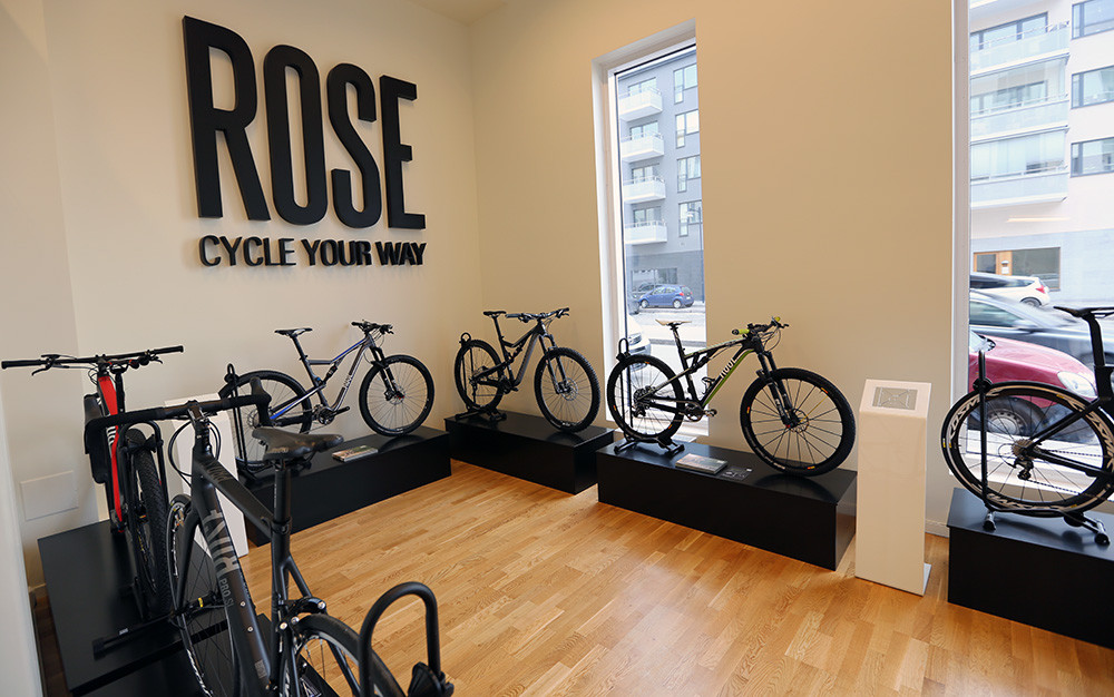 Lokalerna är ljusa och luftiga. Cyklarna exponeras upphöjda på podium