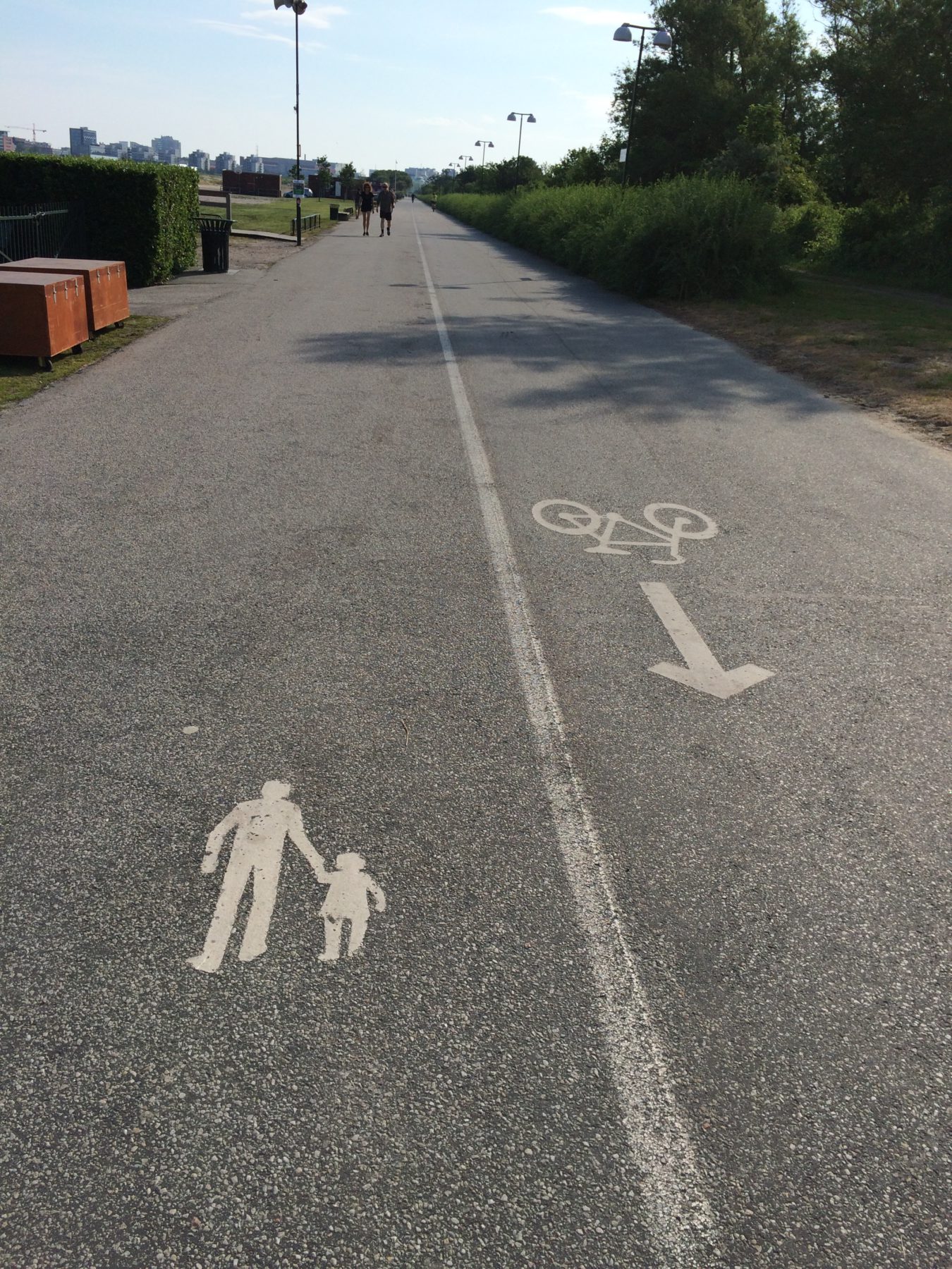Separerad gång- och cykelbana. M8 heldragen linje samt vägmarkeringarna M26 cykel och M27 gående 