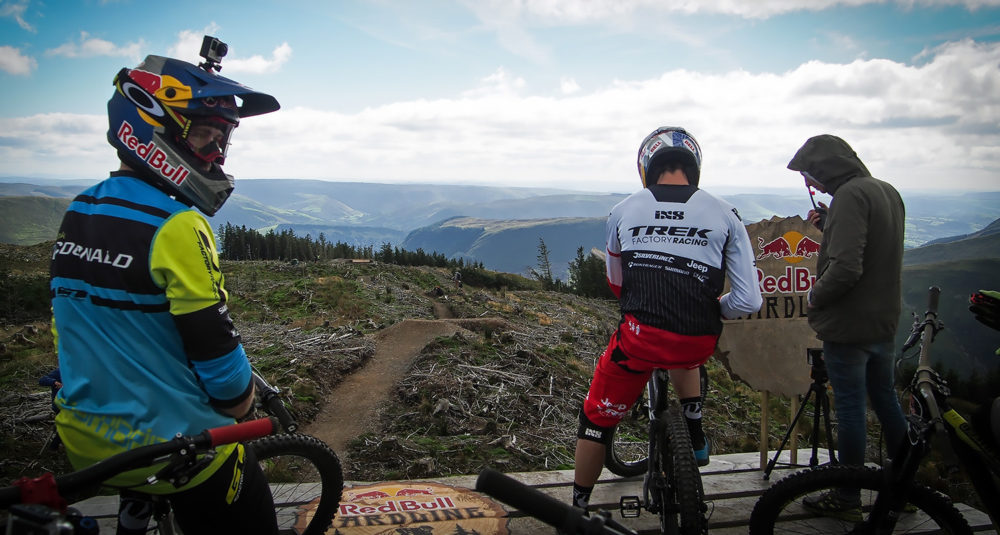 Brook Macdonald och Gee Atherton på startrampen. Det är långt ner till mål…