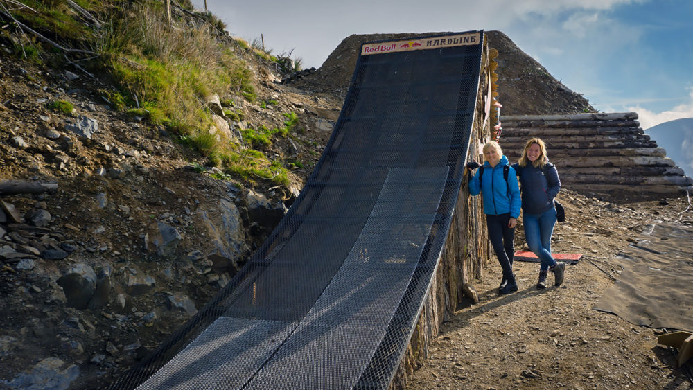 Lina och jag känner oss små bredvid rampen till ”The Renegade”.
