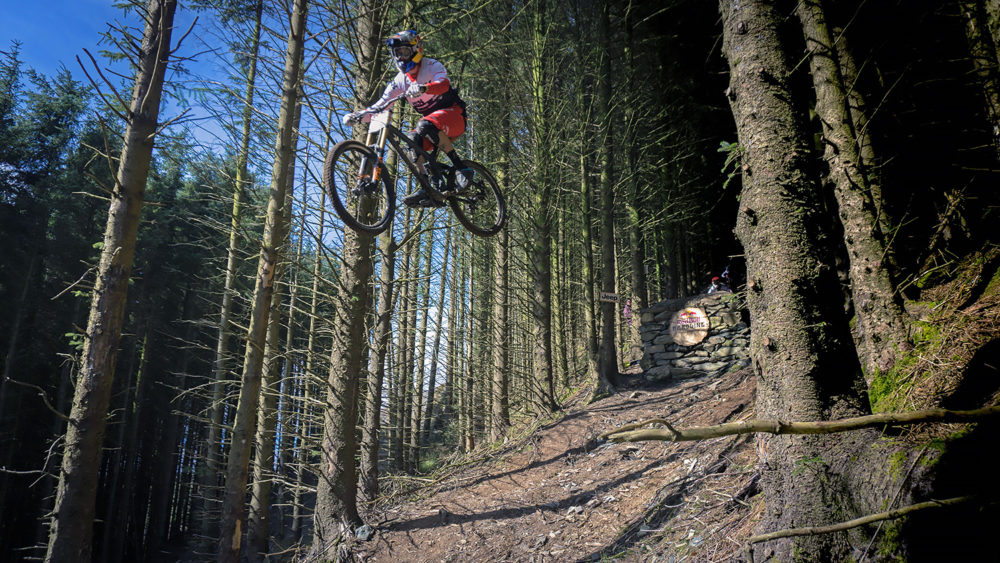 Inga hopp är små, inga hopp är långsamma… Gee Atherton flyger förbi mig ofattbart högt och snabbt.